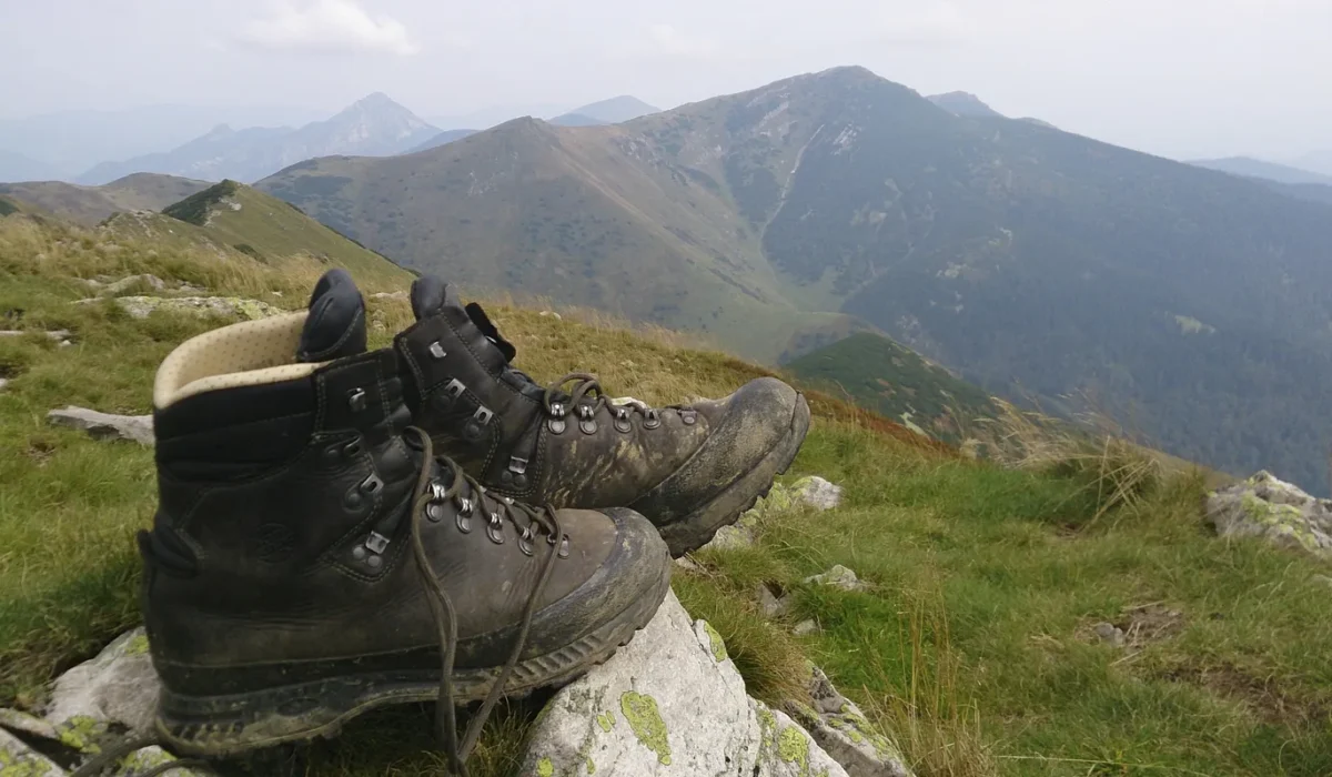 perbedaan sepatu safety dengan sepatu gunung