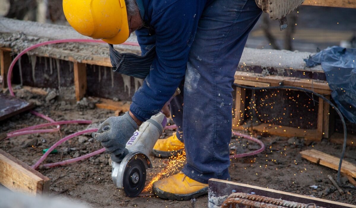sepatu pekerja proyek